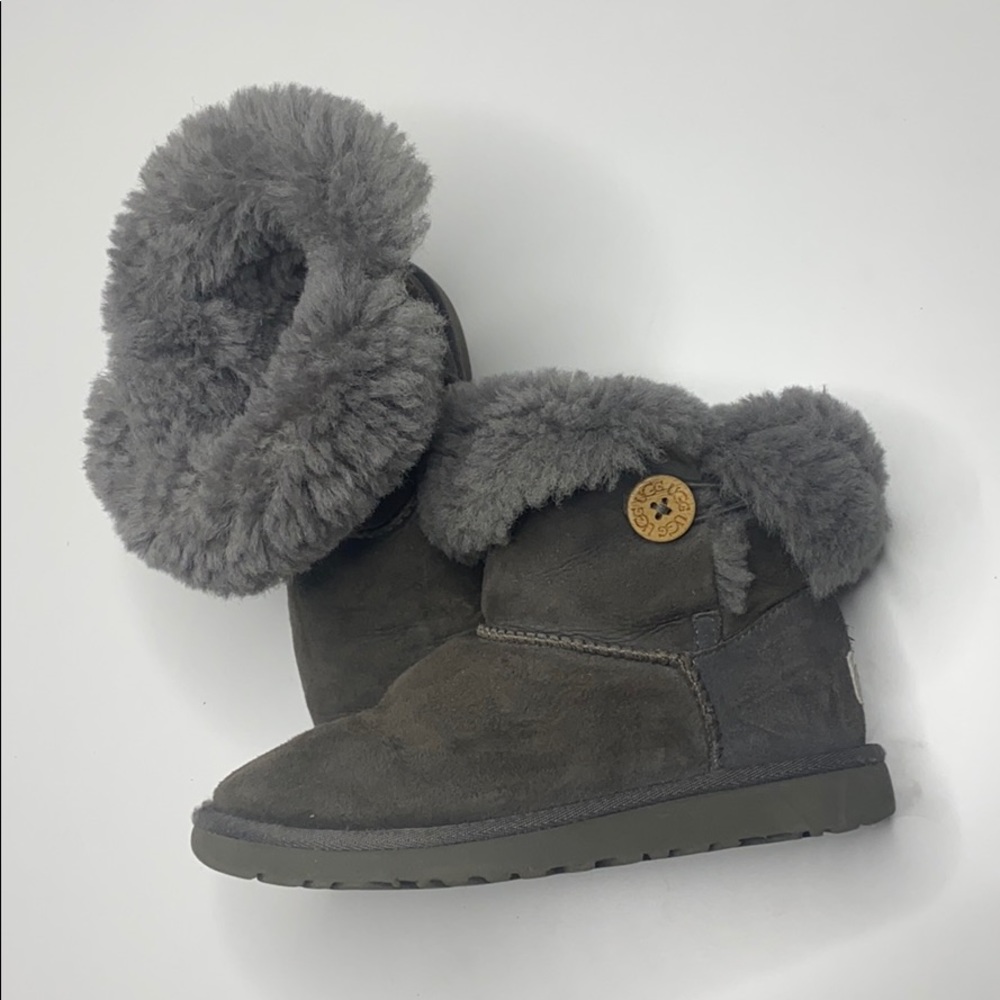 ❄️ UGG Girl’s Gray Button Boots ❄️